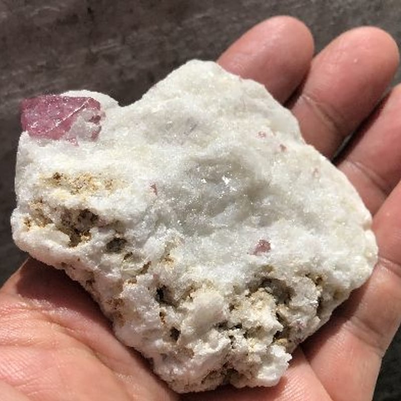 ライラックカラースピネル母岩付き特大標本194g