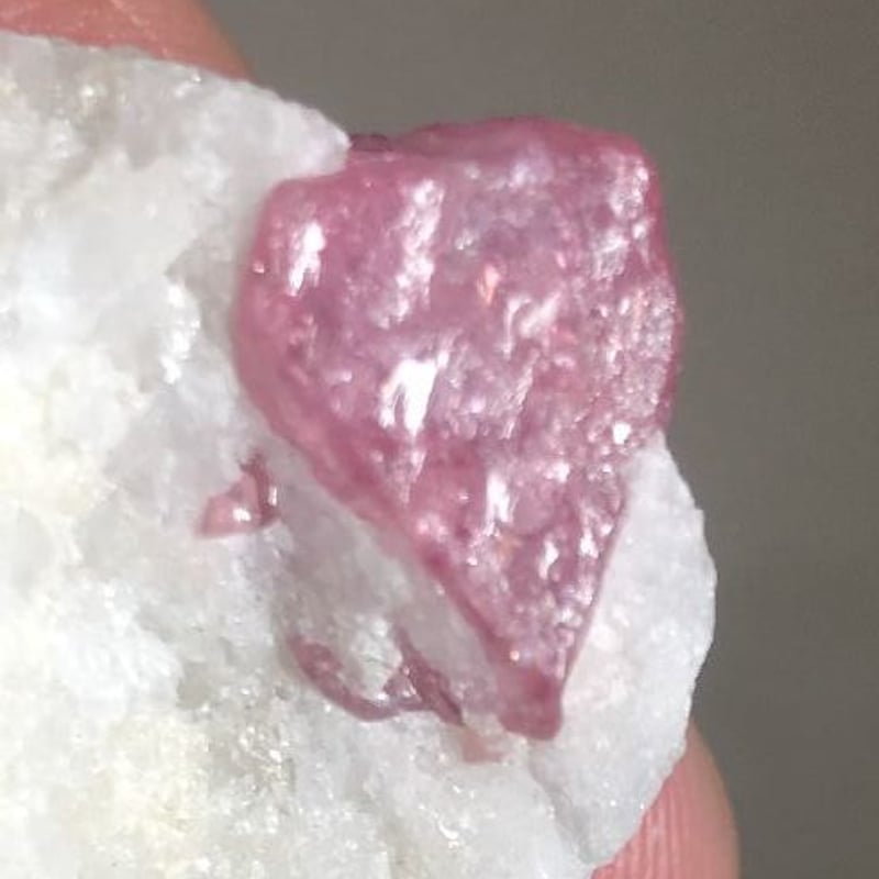 ミャンマー(モゴック産) ピンク・スピネル母岩付き原石 SP-001