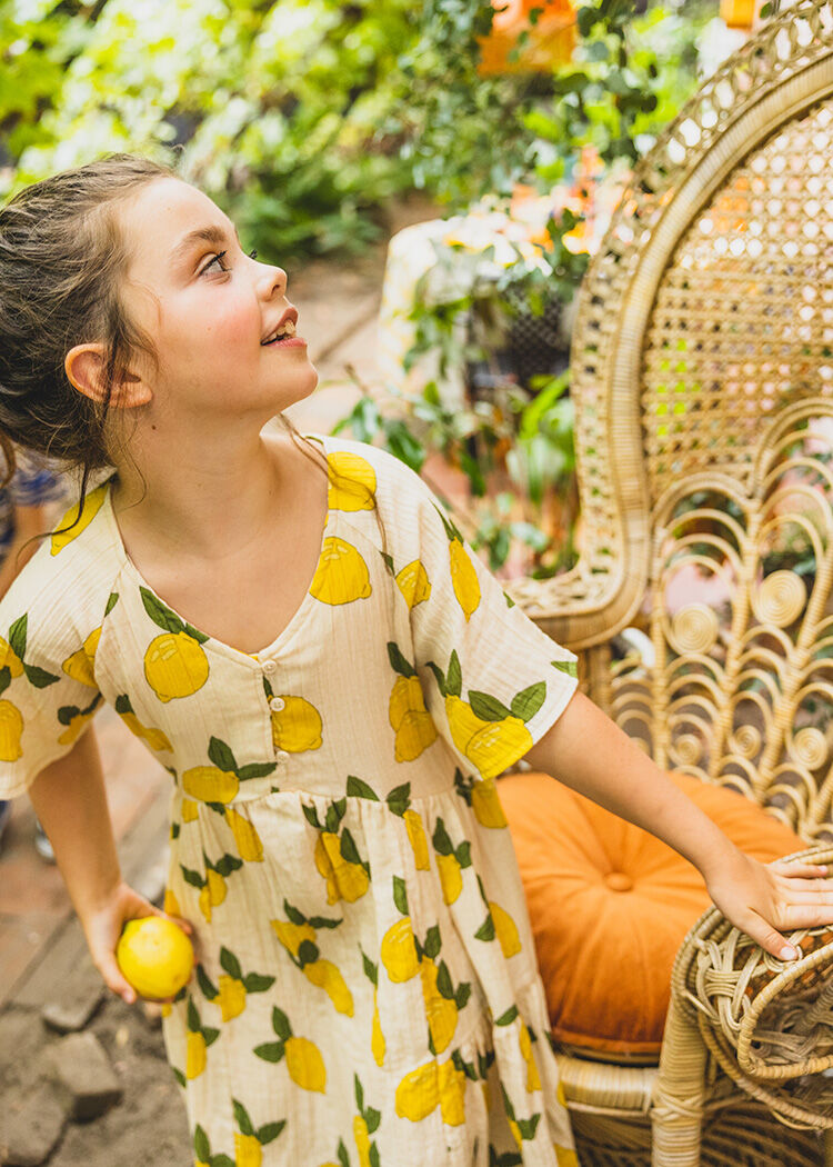 新品carlijnqカーラインク　アヒル　ワンピース　98/104 CarlijnQ カーラインク Lemon - dress with 3 buttons ワン