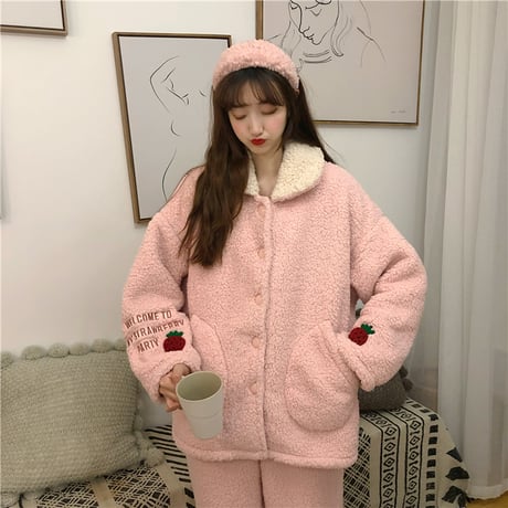 【ルームウェア】 パジャマ セットアップ トップス + パンツ ボア フリース 長袖 いちごパッチ 上下セット 長袖 韓国ファッション レディース スモールラペル 629119066976