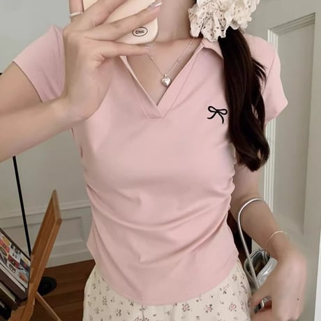 ポロシャツ リボン刺繍 Tシャツ 前開き トップス 襟付き ショート丈 シャーリング 半袖 シンプル レトロ 大人可愛い ガーリー カジュアル DTCA-811371721125