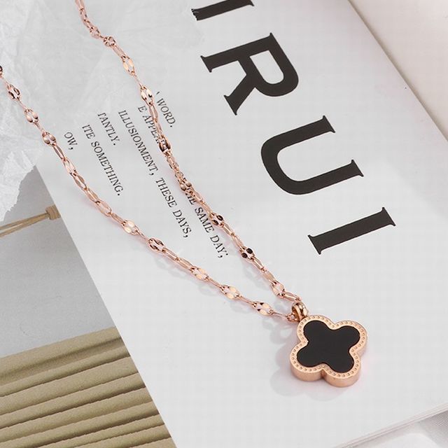 ☆選べるチェーン☆ 四つ葉のクローバー 白黒リバーシブル ネックレス