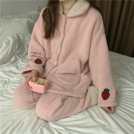【ルームウェア】 パジャマ セットアップ トップス + パンツ ボア フリース 長袖 いちごパッチ 上下セット 長袖 韓国ファッション レディース スモールラペル 629119066976