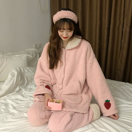 【ルームウェア】 パジャマ セットアップ トップス + パンツ ボア フリース 長袖 いちごパッチ 上下セット 長袖 韓国ファッション レディース スモールラペル 629119066976