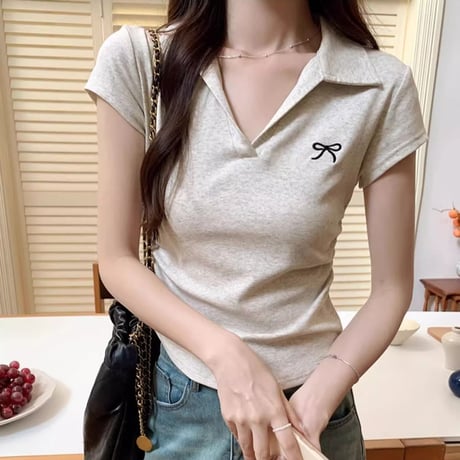 ポロシャツ リボン刺繍 Tシャツ 前開き トップス 襟付き ショート丈 シャーリング 半袖 シンプル レトロ 大人可愛い ガーリー カジュアル DTCA-811371721125