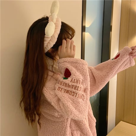 【ルームウェア】 パジャマ ナイトガウン ボア フリース 長袖 いちごパッチ ピンク 韓国ファッション レディース スモールラペル ガーリー 629119066976