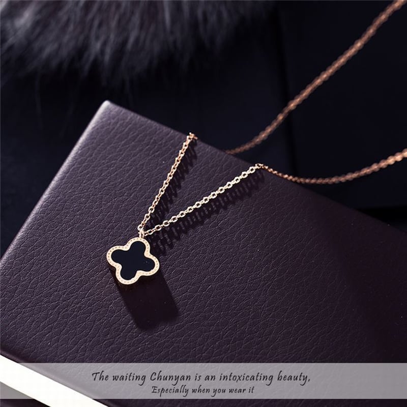 ☆選べるチェーン☆ 四つ葉のクローバー 白黒リバーシブル ネックレス