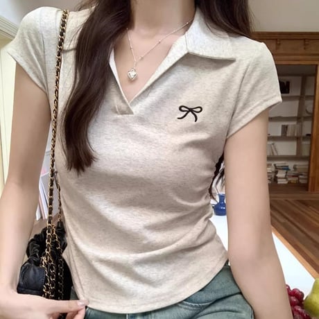 ポロシャツ リボン刺繍 Tシャツ 前開き トップス 襟付き ショート丈 シャーリング 半袖 シンプル レトロ 大人可愛い ガーリー カジュアル DTCA-811371721125