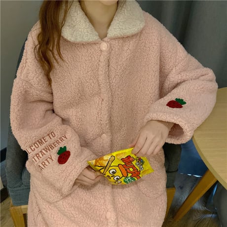【ルームウェア】 パジャマ ナイトガウン ボア フリース 長袖 いちごパッチ ピンク 韓国ファッション レディース スモールラペル ガーリー 629119066976
