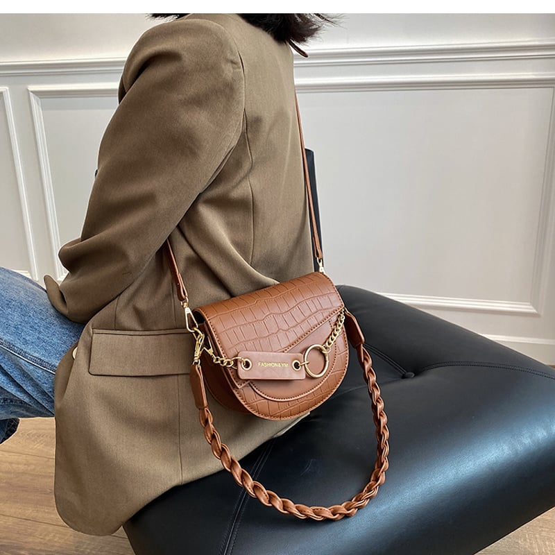 アナイ ◇セミサークルショルダーBAG  オフホワイト アナイ ◇セミサークルショルダーBAG オフホワイト シンプルナイロン