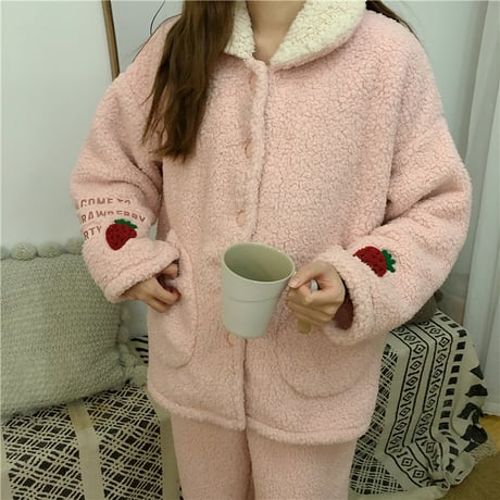 【ルームウェア】 パジャマ セットアップ トップス + パンツ ボア フリース 長袖 いちごパッチ 上下セット 長袖 韓国ファッション レディース スモールラペル 629119066976