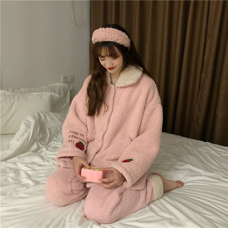【ルームウェア】 パジャマ セットアップ トップス + パンツ ボア フリース 長袖 いちごパッチ 上下セット 長袖 韓国ファッション レディース スモールラペル 629119066976