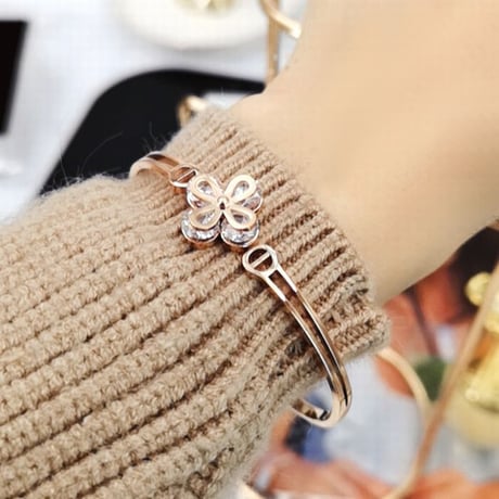 バングル 四葉のクローバー ジルコン 金属アレルギー対応 ブレスレット シンプル チタン K14メッキ アクセサリー イエローゴールド ローズゴールド DTC-569277149296