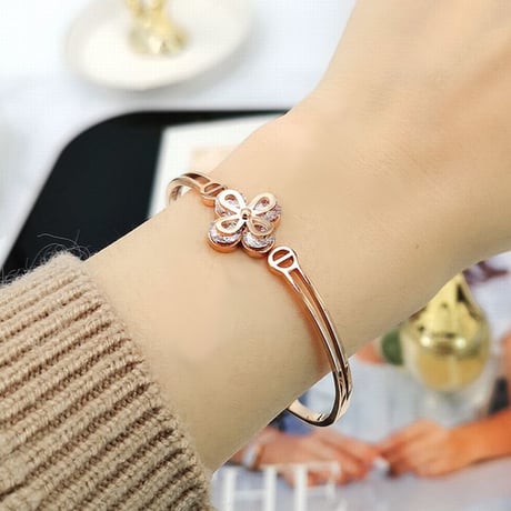 バングル 四葉のクローバー ジルコン 金属アレルギー対応 ブレスレット シンプル チタン K14メッキ アクセサリー イエローゴールド ローズゴールド DTC-569277149296