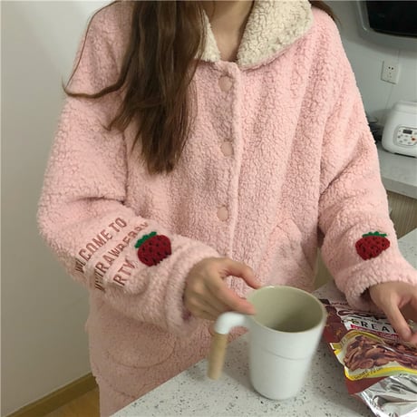 【ルームウェア】 パジャマ セットアップ トップス + パンツ ボア フリース 長袖 いちごパッチ 上下セット 長袖 韓国ファッション レディース スモールラペル 629119066976