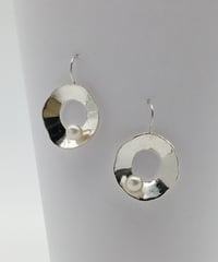 パールのデザインピアス