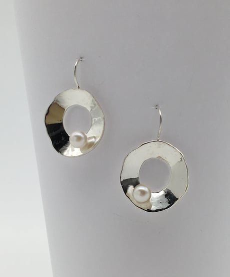 パールのデザインピアス