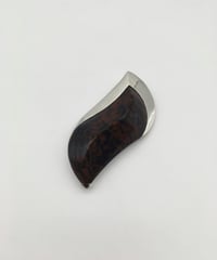 オブシディアンのブローチ