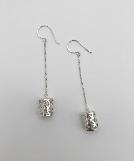揺れるデザインピアス