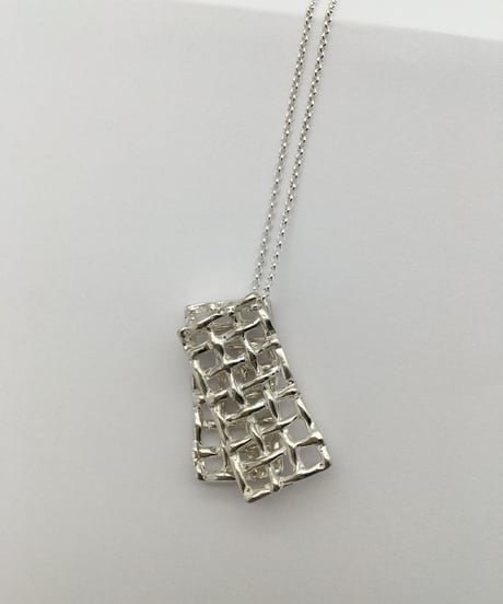 パールのデザインピアス