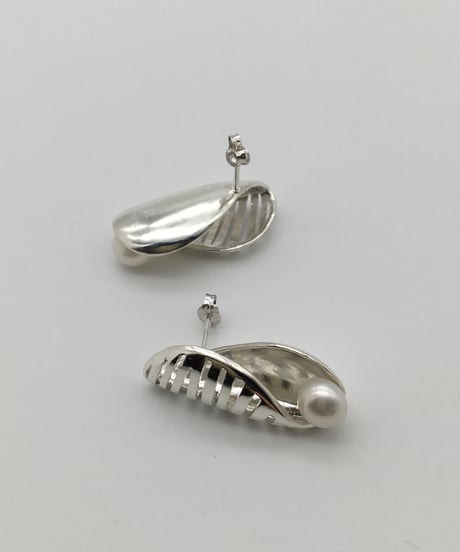 パールのデザインピアス