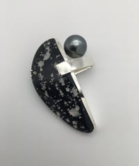 リーフメノーと南洋パールのブローチ