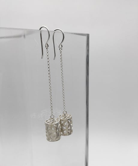 揺れるデザインピアス