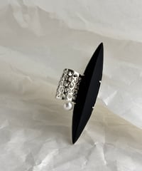 オニキスとパールの唐草ブローチ
