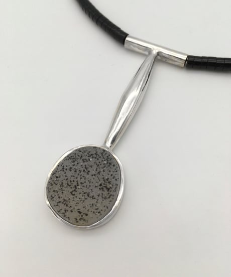 結晶メノウとジェットのネックレス