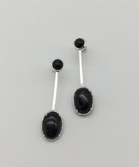 オニキスピアス