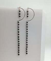 ブラックスピネルのフープフックピアス