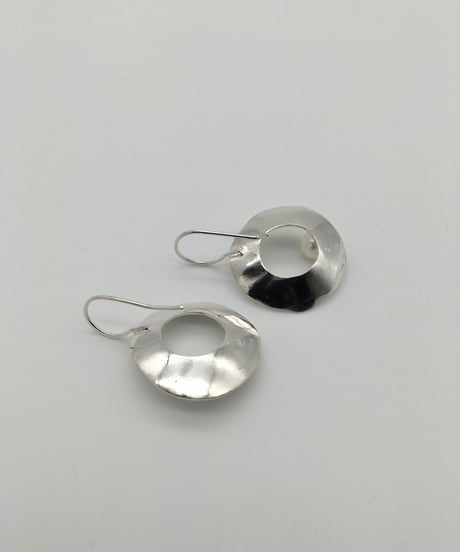 パールのデザインピアス