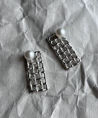 パールのデザインピアス