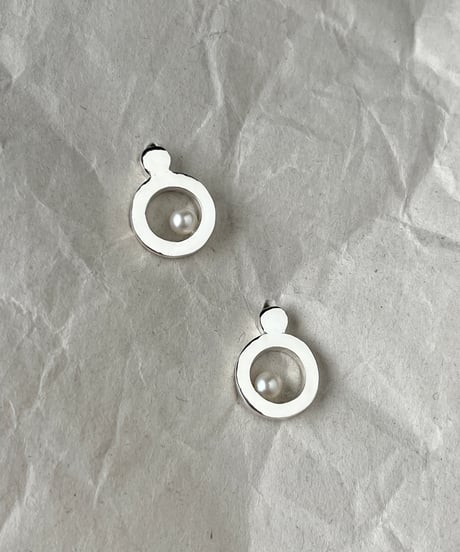 パールのデザインピアス