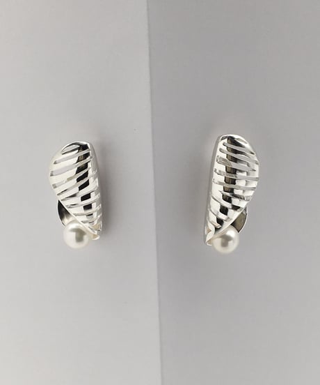パールのデザインピアス