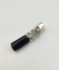 サンゴとムーンストーンのブローチ