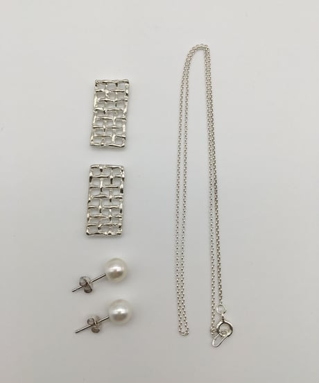 パールのデザインピアス