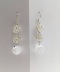 クラッククリスタルとシルバーワイヤーボールのピアス