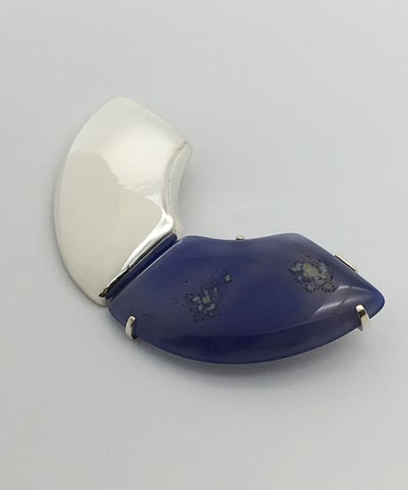 リーフメノーのブローチ
