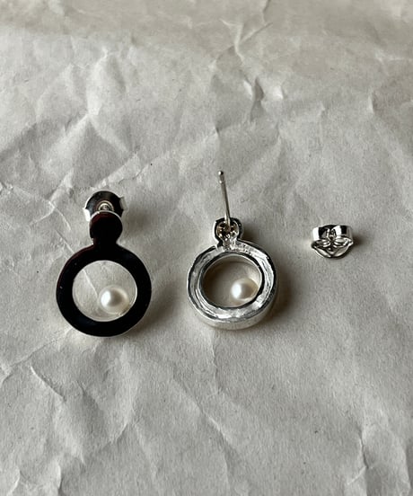 パールのデザインピアス