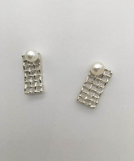 パールのデザインピアス