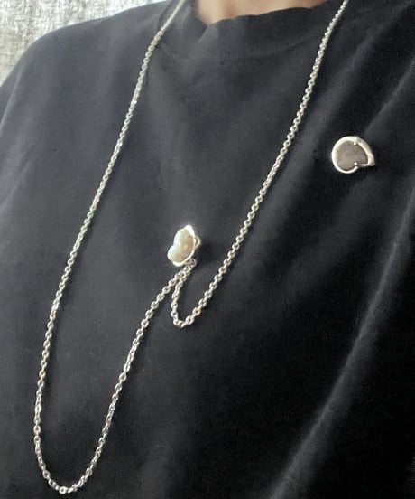 アンモナイトとバロックパールのピンブローチネックレス