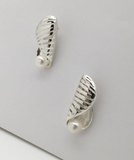パールのデザインピアス