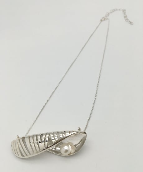 パールのデザインピアス
