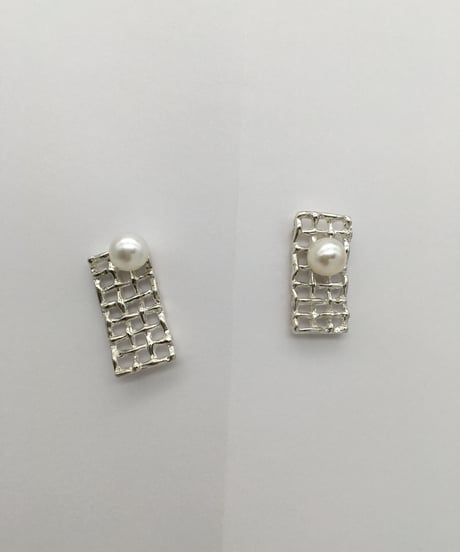 パールのデザインピアス