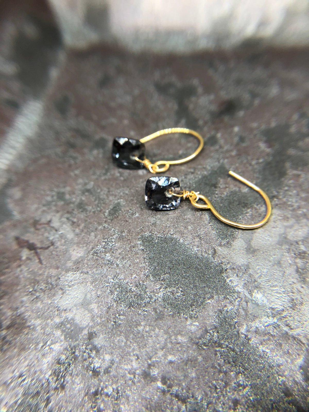 190 グレー瑪瑙のオリエンタルピアス Gray Spinel Earring グレイスピネルピアス (K18YG) | Ai-MULET
