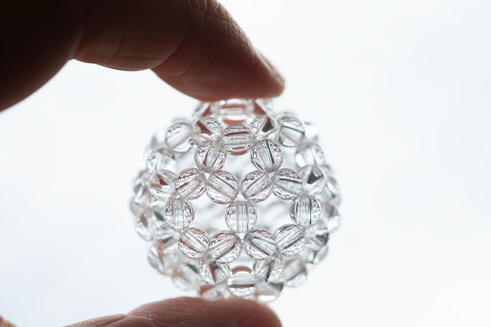 4mm玉 水晶 AAA ／フラーレン・ペンダント Φ2.5cm (小豆チェーン) |
