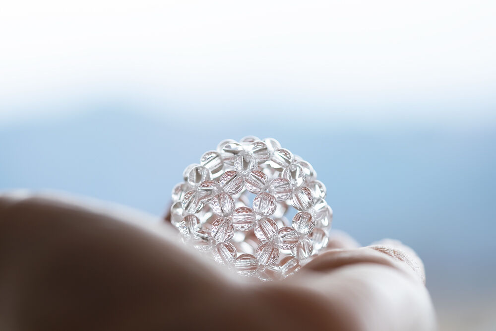 4mm玉 水晶 AAA ／フラーレン・ペンダント Φ2.5cm (小豆チェーン) |