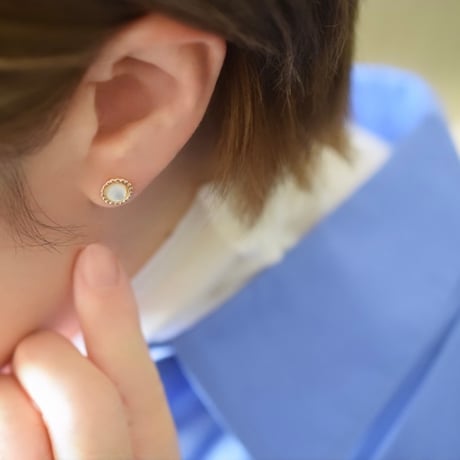 14kgf  白蝶貝のスタッドピアス