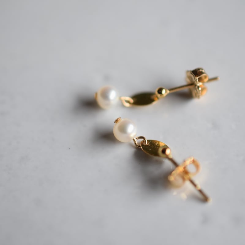 14kgf 小さな淡水パールとプレートピアス | gran